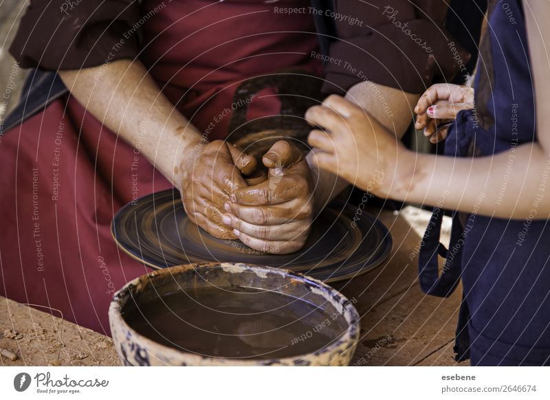 Hände eines Töpfers, der Ton bildet Schalen & Schüsseln Topf Basteln Kind Arbeit & Erwerbstätigkeit Handwerk Mensch Frau Erwachsene Finger Kunst Kultur berühren