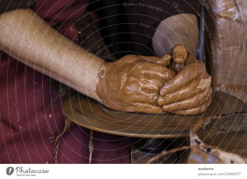 Hände eines Töpfers, der Ton bildet Schalen & Schüsseln Topf Basteln Kind Arbeit & Erwerbstätigkeit Handwerk Mensch Frau Erwachsene Finger Kunst Kultur berühren