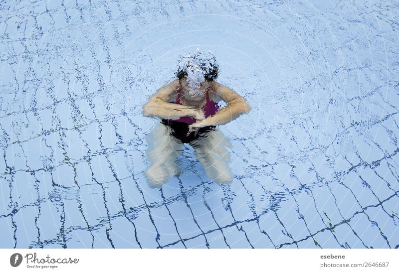Junge Frau, die im Sommer in einem Pool schwimmt. Lifestyle schön Körper Schwimmbad Freizeit & Hobby Sport Mensch Erwachsene Mann Arme Bewegung Fitness nass