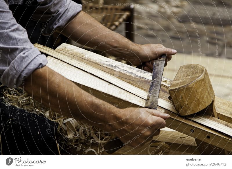 Handwerkliches Schleifen und Formen von Holz Möbel Tisch Arbeit & Erwerbstätigkeit Werkzeug Sand Gebäude Leder Papier alt tragen natürlich Schreinerei