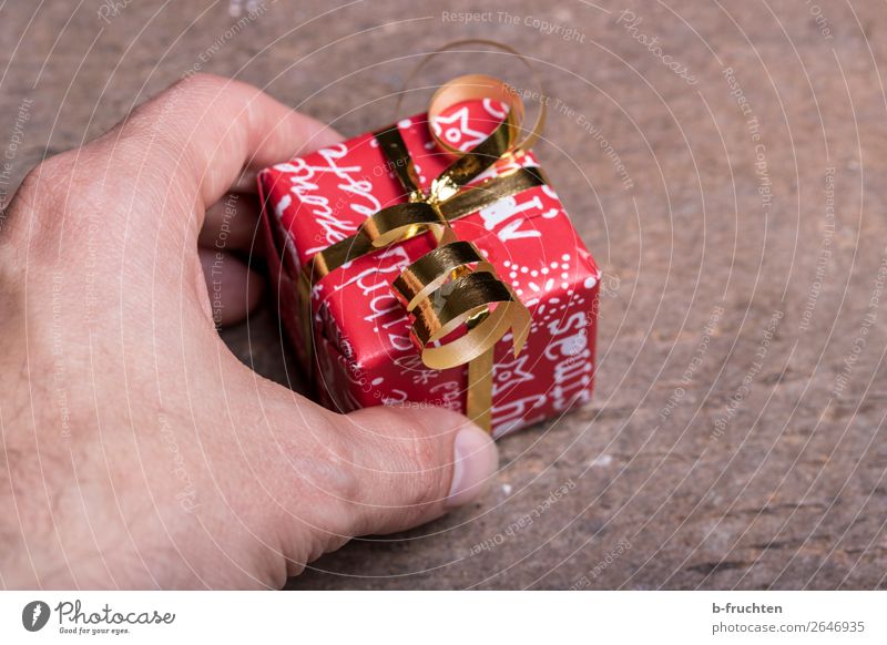 Ein kleines Dankeschön kaufen Reichtum Freude sparen Feste & Feiern Weihnachten & Advent Mann Erwachsene Hand Finger 1 Mensch Verpackung Schleife wählen