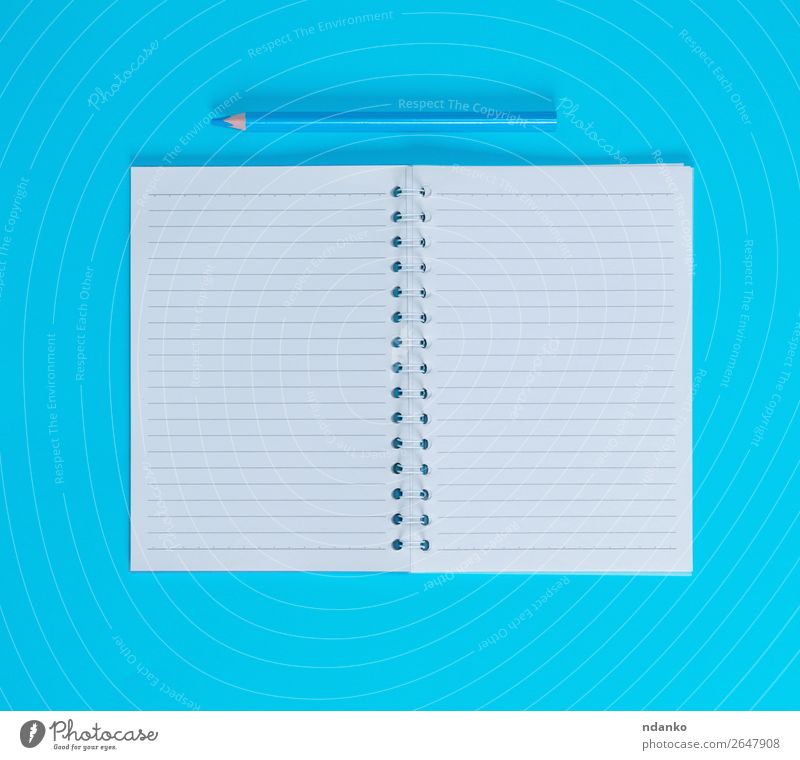 Notizbuch mit leeren weißen Blättern in Reihe Schule Büro Business Buch Papier Zettel Schreibstift Holz schreiben oben blau lernen Hintergrund blanko Entwurf