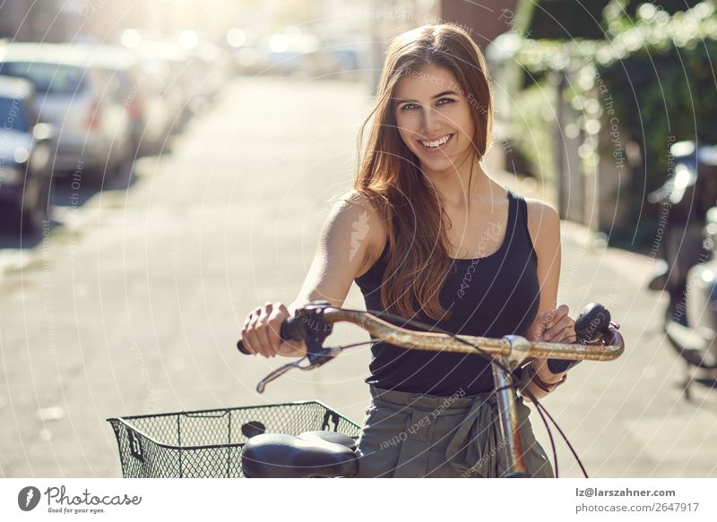 Attraktive, freundliche junge Frau mit dem Fahrrad Lifestyle Freude Glück schön Freizeit & Hobby Sommer Sport Erwachsene 1 Mensch 18-30 Jahre Jugendliche Straße