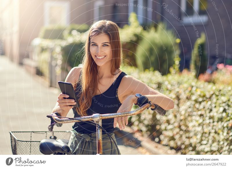 Schöne Frau mit Fahrrad und Smartphone Glück schön Gesicht Sommer Business PDA Technik & Technologie Erwachsene 1 Mensch 18-30 Jahre Jugendliche Wärme Straße