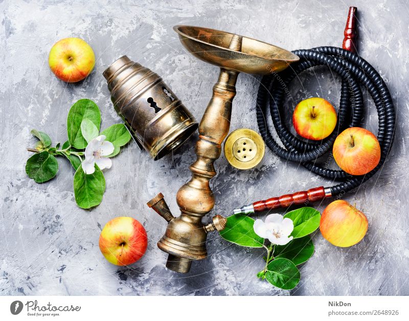 Wasserpfeife mit Apfel Wasserpfeifenrauch Tabak kalianisch Rauch shisha Osten Erholung Frucht Blüte arabisch Mundstück Röhren Stil Türkisch Shisha rauchen