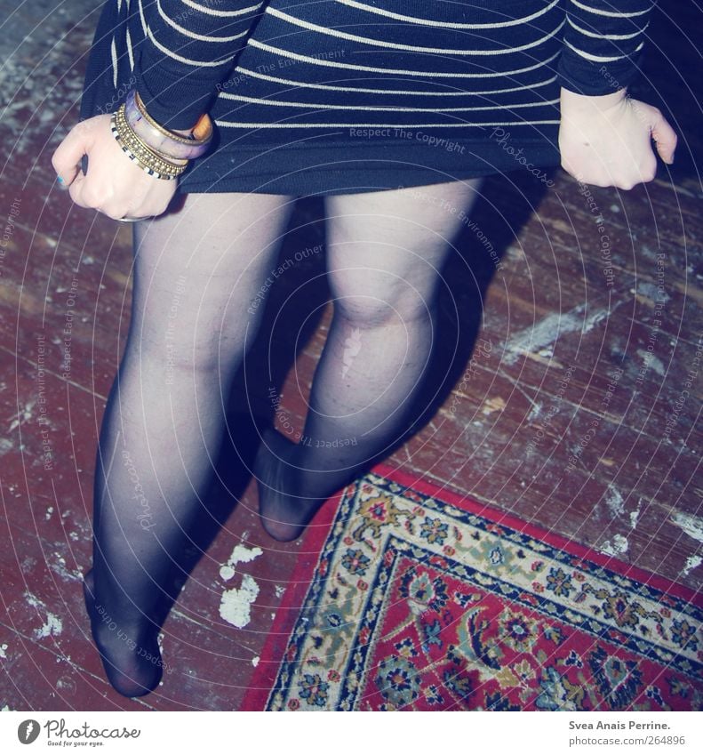 auf dem teppisch bleiben. feminin Junge Frau Jugendliche Hand Gesäß Beine Fuß 1 Mensch 18-30 Jahre Erwachsene Raum Teppich Holzfußboden Mode Pullover