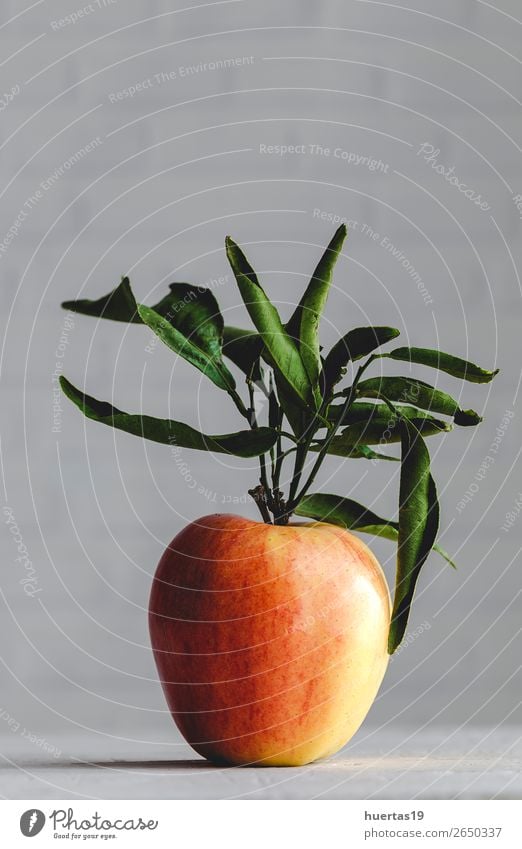 Roher roter Apfel auf weißem Tisch Lebensmittel Frucht Ernährung Vegetarische Ernährung Diät elegant Stil Design Kunst Blatt frisch lecker natürlich Gesundheit