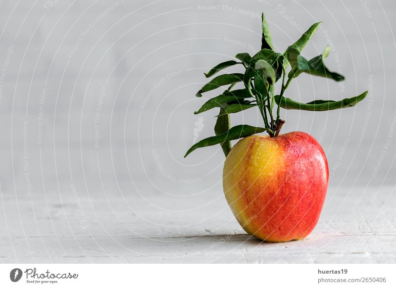 Roher roter Apfel auf weißem Tisch Lebensmittel Frucht Ernährung Vegetarische Ernährung Diät Gesunde Ernährung Kunst Blatt frisch lecker natürlich Gesundheit