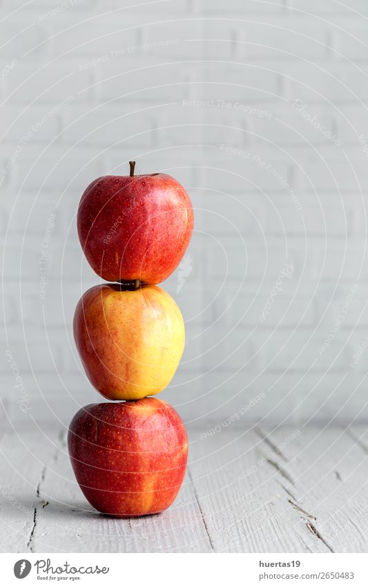 Roher roter Apfel auf weißem Tisch Lebensmittel Frucht Ernährung Vegetarische Ernährung Diät Kunst Blatt frisch lecker natürlich Gesundheit Entzug organisch süß