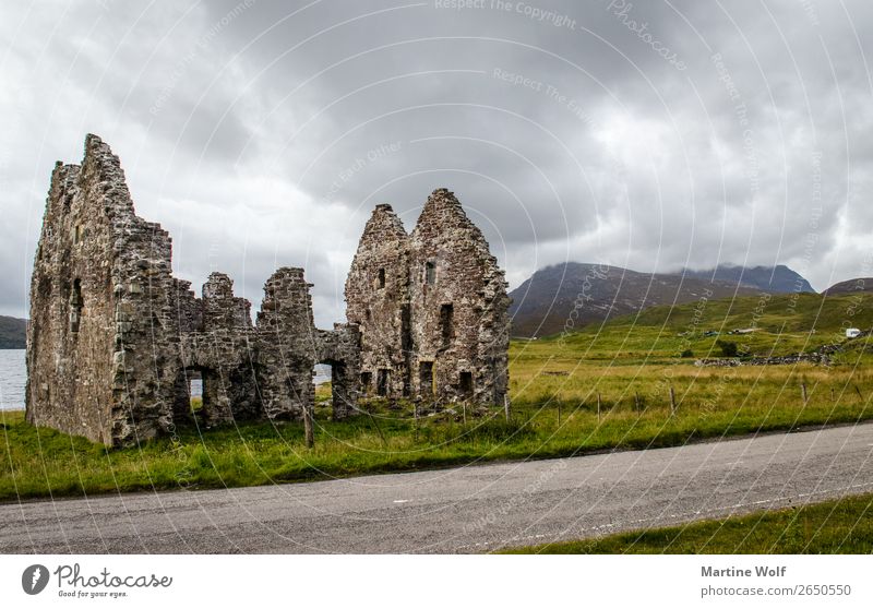 ruiniert Wolken Berge u. Gebirge Highlands Schottland Großbritannien Europa Ruine Ferien & Urlaub & Reisen Verfall Vergänglichkeit Loch Assynt Farbfoto