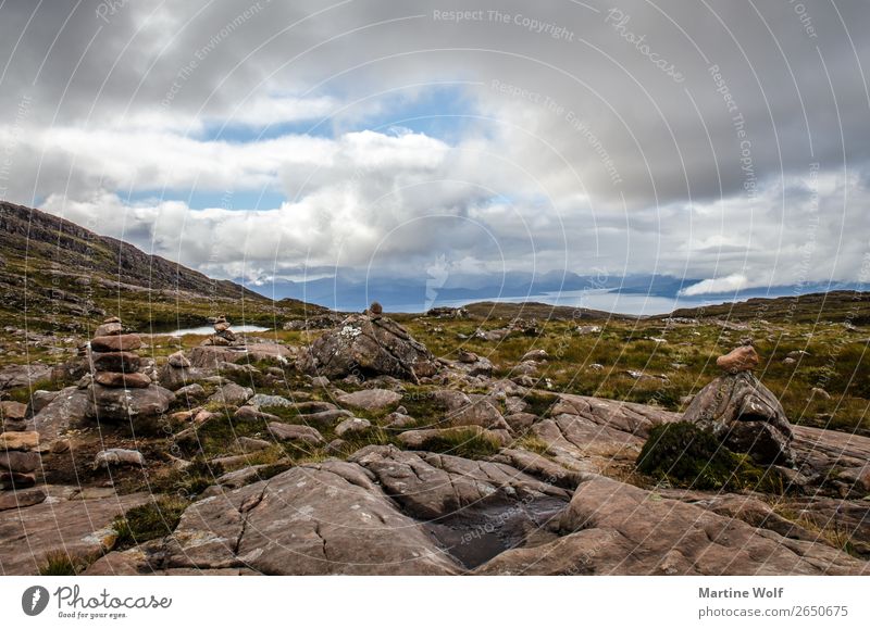 let it rock Umwelt Natur Landschaft Wolken Wetter Hügel Felsen Berge u. Gebirge Highlands Applecross Schottland Großbritannien Europa wild Einsamkeit abgelegen