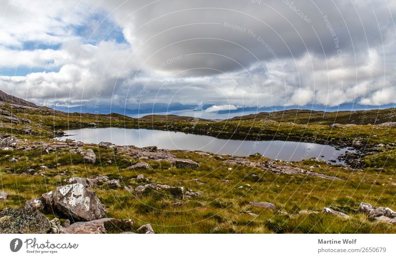 Loch Umwelt Natur Landschaft Urelemente Himmel Wetter Gras Berge u. Gebirge Highlands Teich See Applecross Schottland Großbritannien Europa Einsamkeit abgelegen