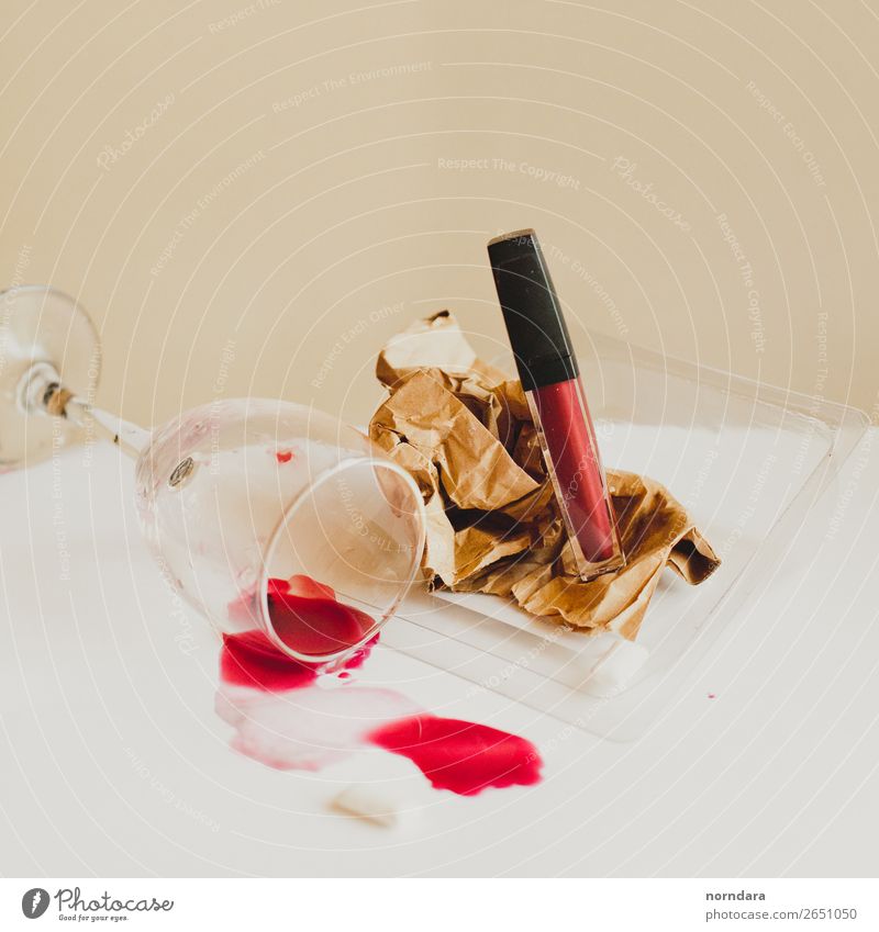 ein Durcheinander Getränk Alkohol Wein Lifestyle kaufen Stil Design sparen schön Kosmetik Schminke Lippenstift Nachtleben Reinlichkeit Sauberkeit gefräßig