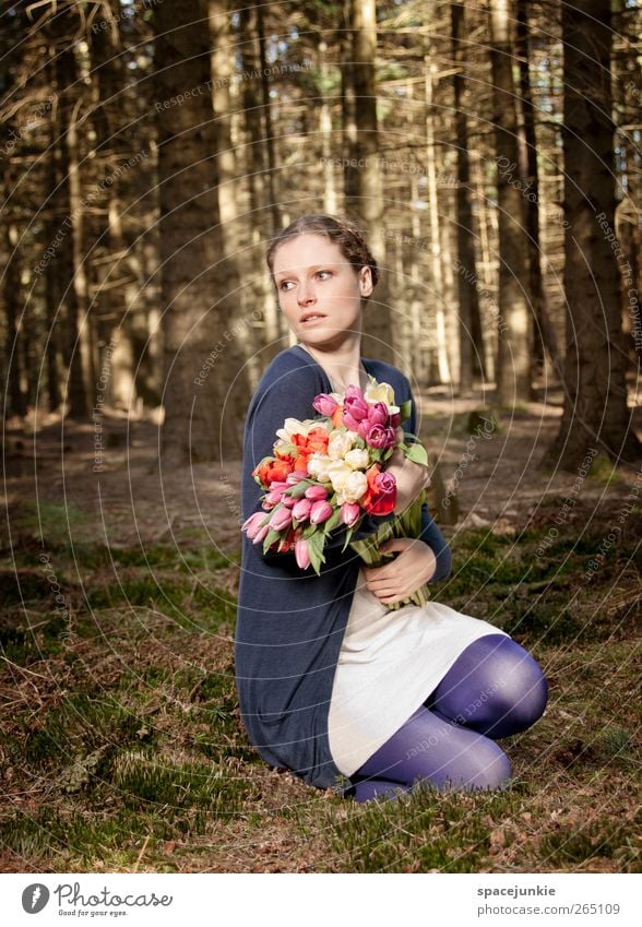 Flowers in the woods Mensch feminin Junge Frau Jugendliche 1 18-30 Jahre Erwachsene Natur Landschaft Erde Frühling Park Wald festhalten träumen Umarmen Neugier