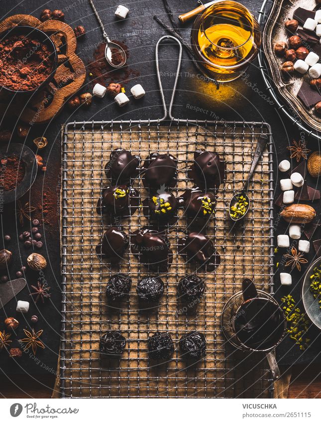 Handgemachte Pralinen und Trüffel Lebensmittel Süßwaren Schokolade Ernährung Festessen Bioprodukte Vegetarische Ernährung Kakao Geschirr Stil Design