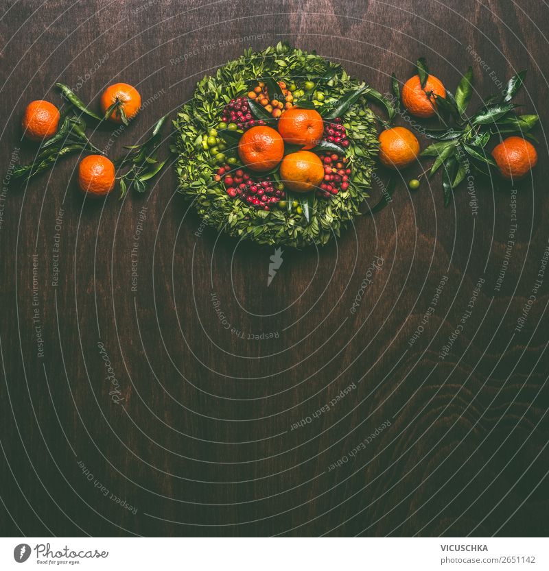 Hintergrund mit Clementinen und Kranz Lebensmittel Frucht Ernährung Festessen kaufen Stil Design Winter Feste & Feiern Weihnachten & Advent