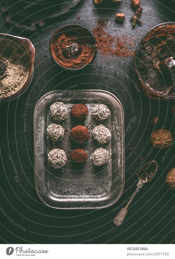 Gesunde vegan hausgemachte Trüffel-Pralinen Lebensmittel Süßwaren Schokolade Ernährung Festessen Kakao Geschirr Stil Design Gesundheit Gesunde Ernährung Winter