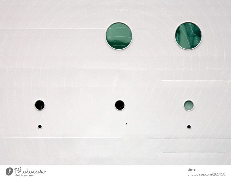 KI09 | Murmelschiff Verkehrsmittel Schifffahrt Kreuzfahrt Passagierschiff Kreuzfahrtschiff Loch Glas Metall Kreis kreisrund ästhetisch grün schwarz weiß