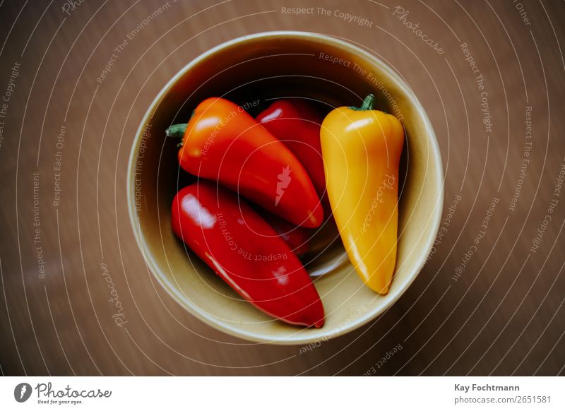 Schale mir roten und gelben Paprika Lebensmittel Gemüse Ernährung Bioprodukte Vegetarische Ernährung Diät Schalen & Schüsseln Tisch exotisch frisch Gesundheit