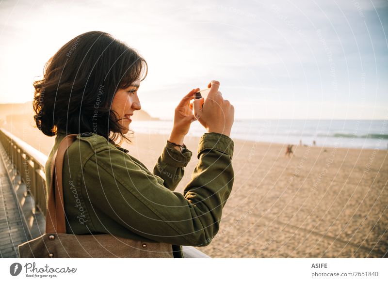 Touristenfrau fotografiert mit ihrem Smartphone Glück schön Freizeit & Hobby Ferien & Urlaub & Reisen Strand Meer Telefon Handy PDA Technik & Technologie Frau