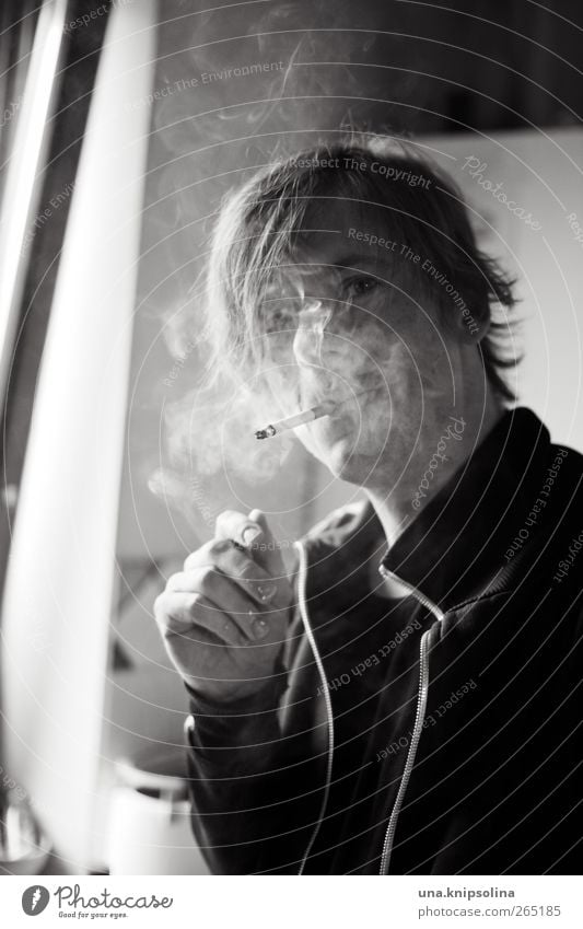 räuchermann maskulin Junger Mann Jugendliche Erwachsene 1 Mensch 18-30 Jahre Rauchen authentisch Zigarette Schwarzweißfoto Innenaufnahme Textfreiraum oben