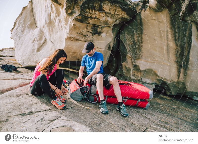 Junges Paar bereitet sich auf das Klettern vor Freude Freizeit & Hobby Abenteuer Meer Berge u. Gebirge wandern Sport Bergsteigen Frau Erwachsene Mann Partner