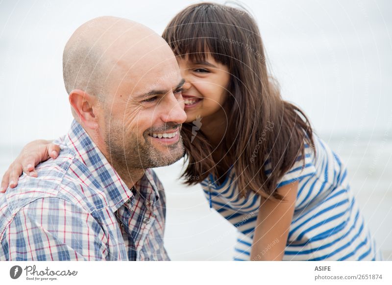 Spaß mit Papa Freude Glück schön Strand Meer Kind Eltern Erwachsene Vater Familie & Verwandtschaft Freundschaft Wolken Glatze Lächeln lachen Liebe Umarmen