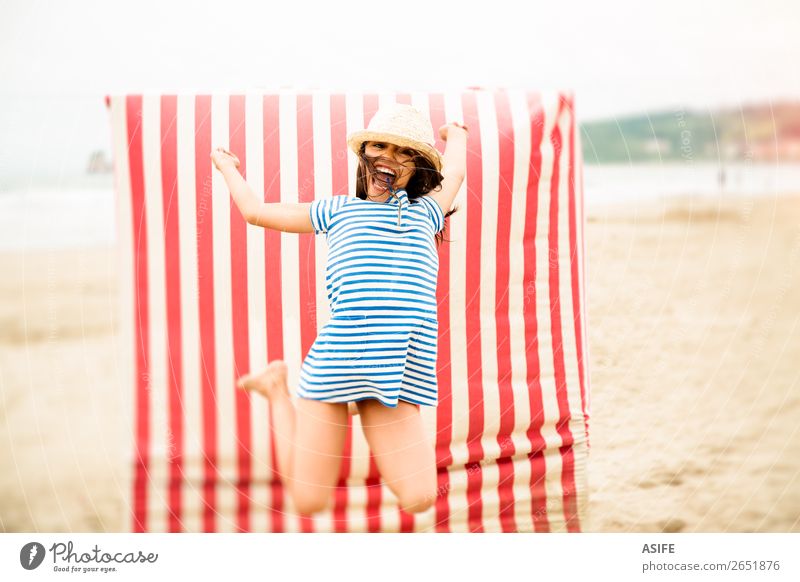 Verrückt nach Urlaub Freude Glück schön Spielen Ferien & Urlaub & Reisen Sommer Strand Kind Kleid Hut brünett Lächeln lachen springen lustig niedlich blau rot