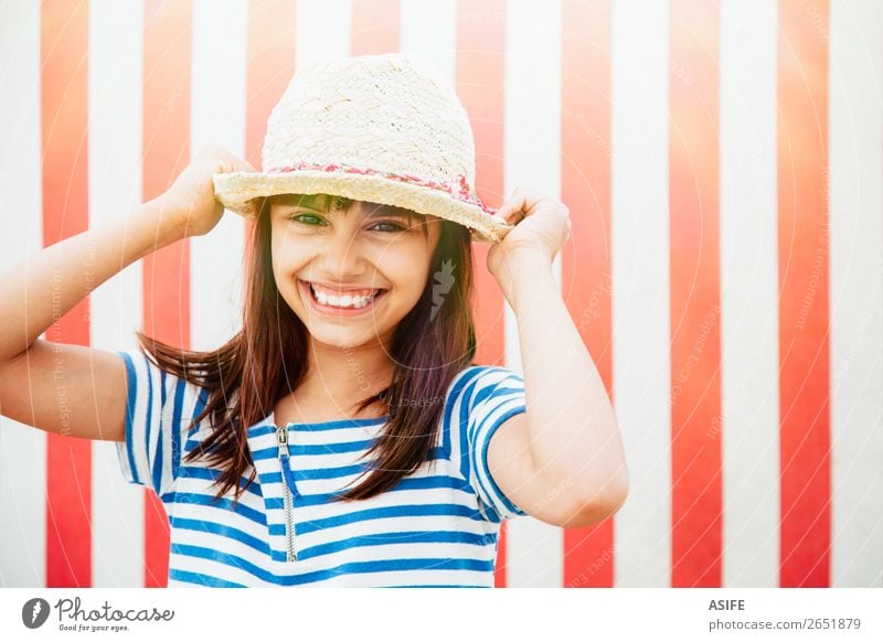 Glückliches kleines Mädchen bereit für den Urlaub schön Ferien & Urlaub & Reisen Sommer Strand Kind Kleid Hut brünett Lächeln lachen lustig niedlich blau rot