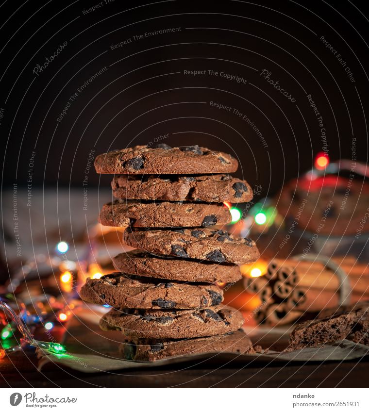 Stapel runder Schokoladenkekse Dessert Süßwaren Frühstück Weihnachten & Advent Silvester u. Neujahr Holz dunkel lecker braun Tradition Plätzchen Keks