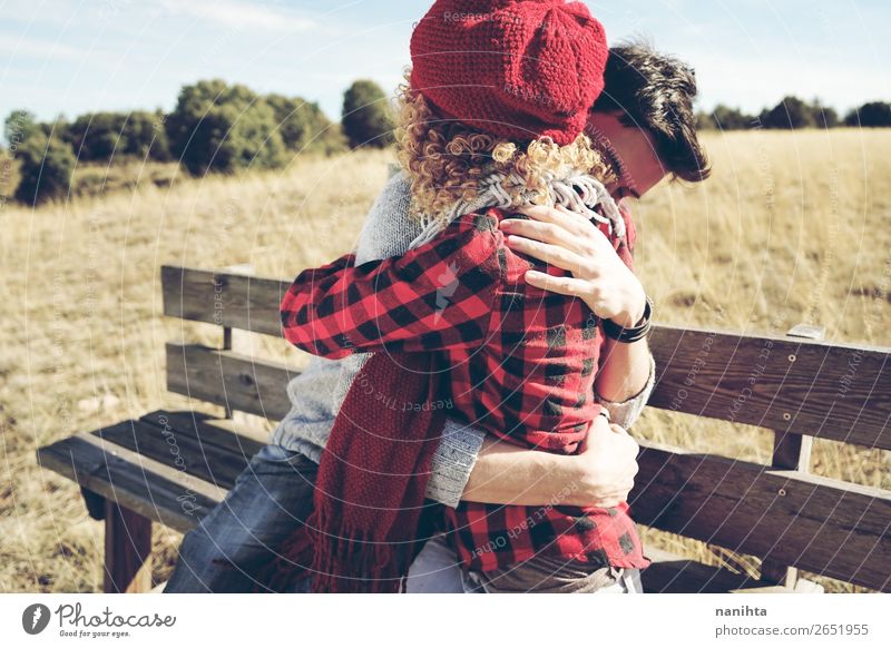 Ein paar glückliche junge Leute umarmen sich gegenseitig. Lifestyle Glück Leben Erholung ruhig Sonnenbad Frau Erwachsene Mann Familie & Verwandtschaft Paar
