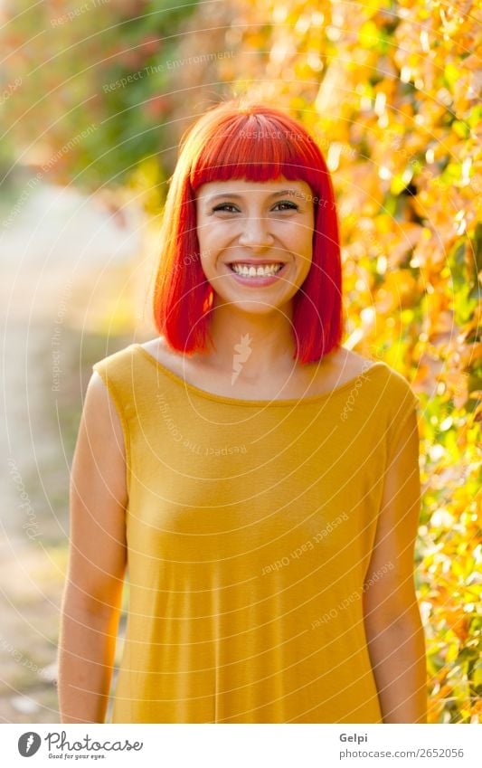 Schöne rothaarige Frau in einem Park. Lifestyle Stil Freude Glück schön Haare & Frisuren Gesicht Wellness ruhig Sommer Mensch Erwachsene Natur Pflanze Mode