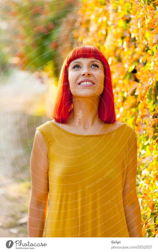 Nachdenkliche rothaarige Frau in einem Park, die aufschaut. Lifestyle Stil Glück schön Haare & Frisuren Gesicht Wellness ruhig Meditation Sommer Mensch