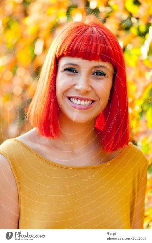 Schöne rothaarige Frau in einem Park. Lifestyle Stil Freude Glück schön Haare & Frisuren Gesicht Wellness ruhig Sommer Mensch Erwachsene Natur Pflanze Mode