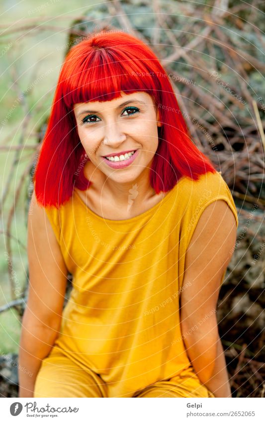 Porträt einer rothaarigen Frau, die sich in einem Park entspannte. Lifestyle Stil Freude Glück schön Haare & Frisuren Gesicht Wellness ruhig Sommer Mensch