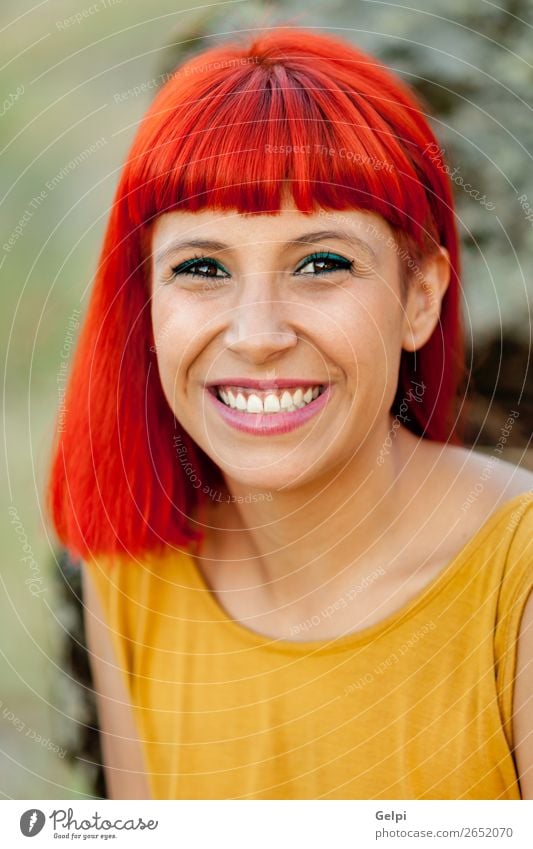 Porträt der rothaarigen Frau mit gelbem Kleid entspannt in einem Park Lifestyle Stil Freude Glück schön Haare & Frisuren Gesicht Wellness Windstille Sommer