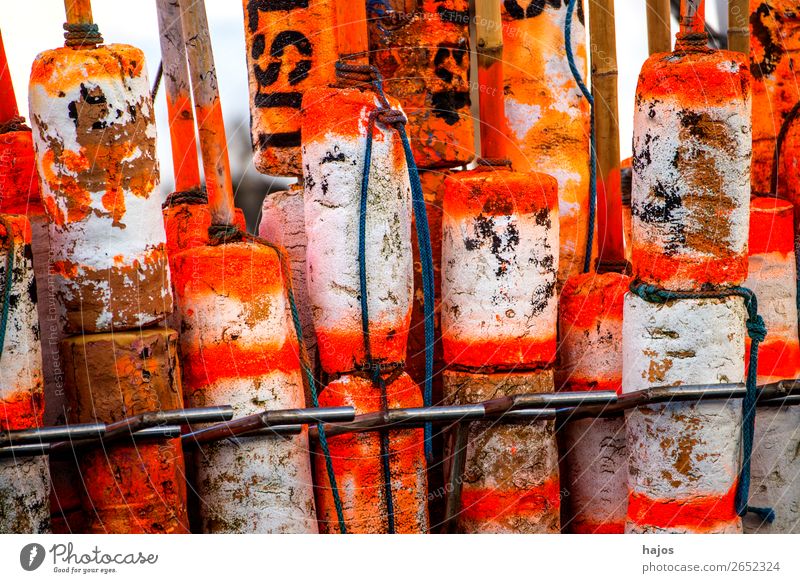 Markierungsbojen für Fischerei Schifffahrt Fischerboot rot weiß Bojen Fischkutter Zubehör Ausrüstung Ostsee Farbfoto Außenaufnahme Tag