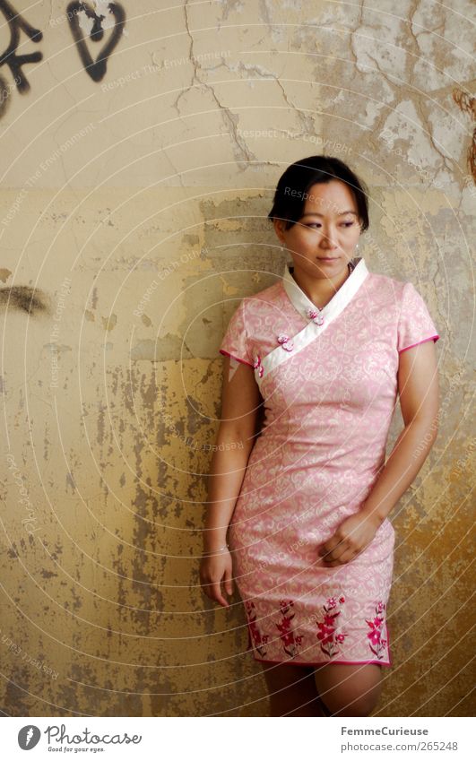 Graceful I. Frau Erwachsene Kopf Arme Beine 1 Mensch ästhetisch Kraft Asiate Chinese Kleid Tradition rosa Wand kaputt verschlissen Tapete morsch stehen warten