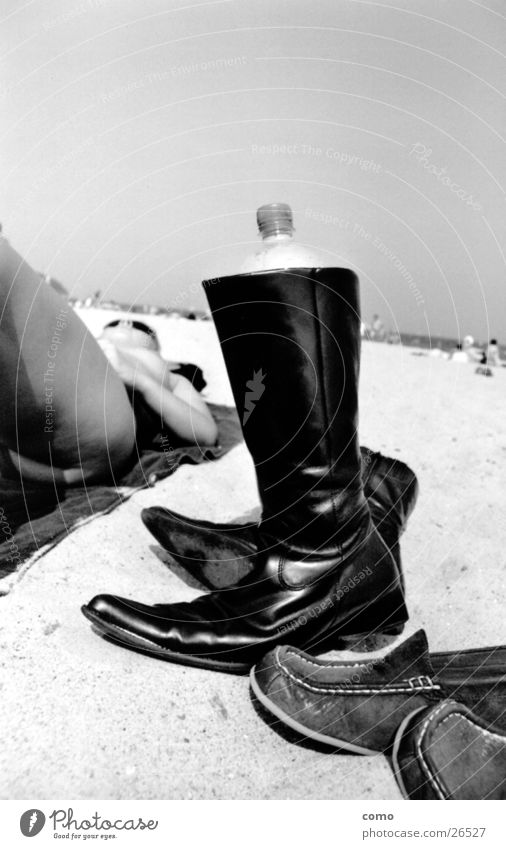 shoe Schuhe Meer Stiefel Physik Frau Sonnenbad schwarz Erholung heiß transpirieren Europa Ostseestrand Wärme Durst Wasser Flasche liegen