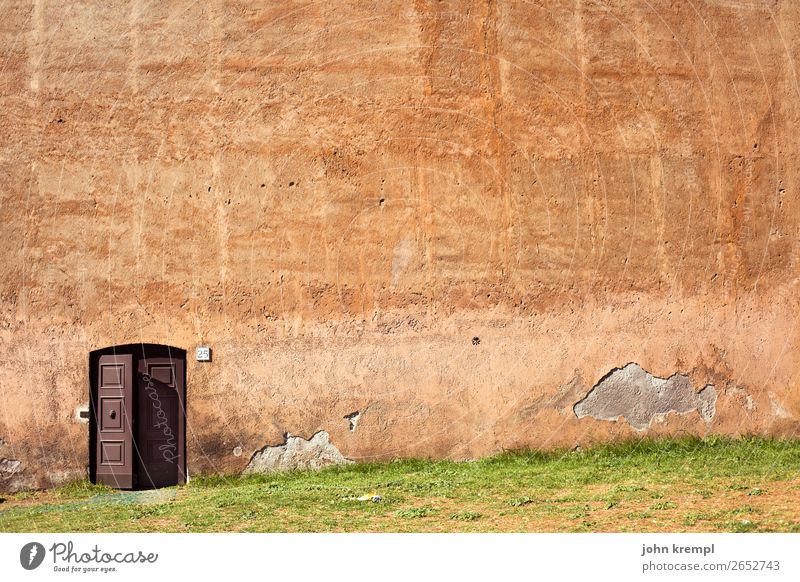 Rom VII - Banksy's paradise Wiese Italien Mauer Wand Tür groß trashig braun orange Sicherheit Schutz Geborgenheit Wachsamkeit standhaft bescheiden Angst
