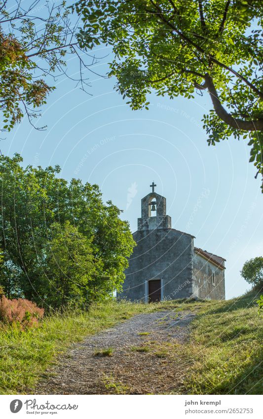 Stilles Örtchen Kapelle Kroatien Kirche Religion & Glaube Himmel Menschenleer Außenaufnahme Tag Mittelmeer Adria Wege & Pfade Dorf