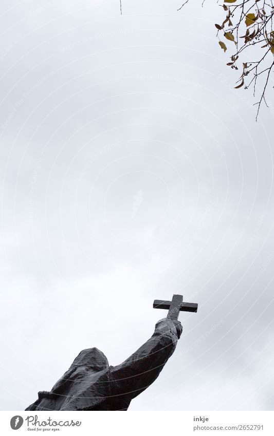 Buchcover Himmel Herbst Winter schlechtes Wetter Ast Zweig Statue Skulptur Kruzifix Kreuz dunkel Glaube Religion & Glaube kalt Dunst Farbfoto Gedeckte Farben