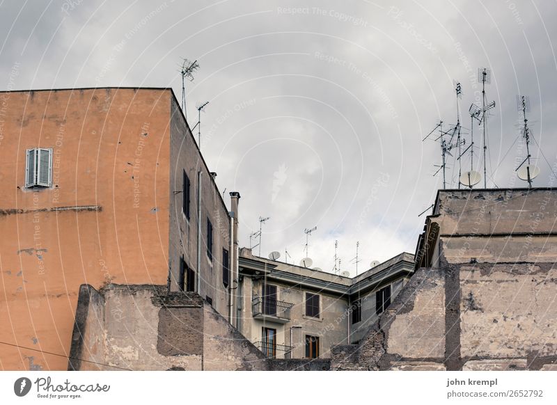 Rom XIII - Die ewige Stadt Italien Haus Hochhaus Bauwerk Gebäude Architektur Mauer Wand Antenne Satellitenantenne alt bedrohlich dunkel eckig hässlich orange