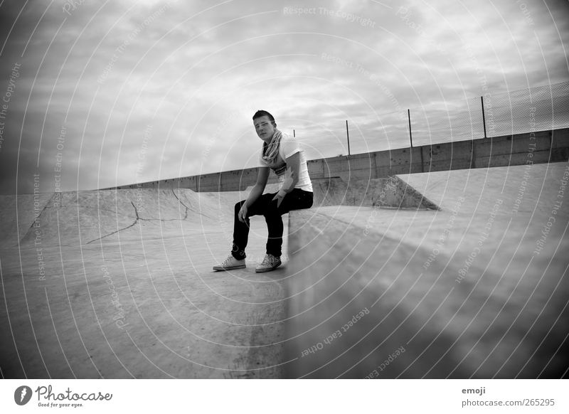Skatepark maskulin Junger Mann Jugendliche 1 Mensch 18-30 Jahre Erwachsene Himmel Wolken Gewitterwolken Klima Klimawandel schlechtes Wetter bedrohlich Coolness