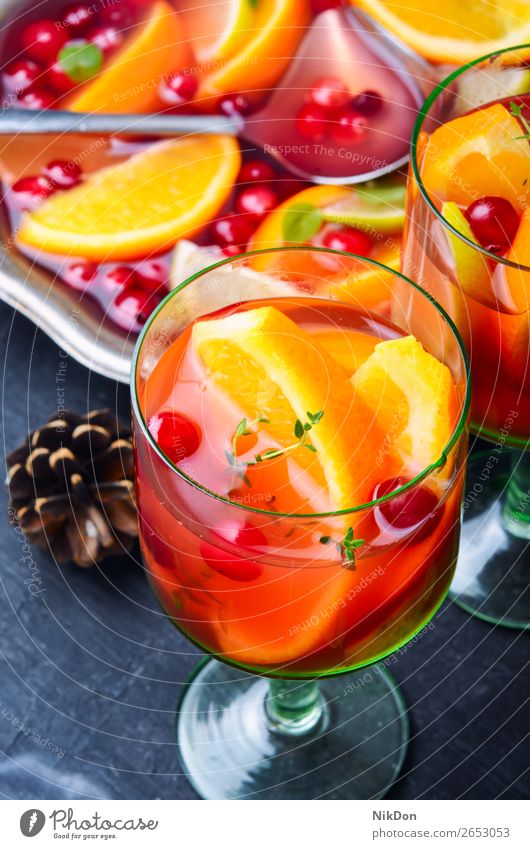 Glühwein-Getränk Wein Sangria trinken rot orange Alkohol Glas Bowle süß Feiertag Weihnachten Frucht Gewürz Winter überdacht heiß Anis traditionell Zitrusfrüchte