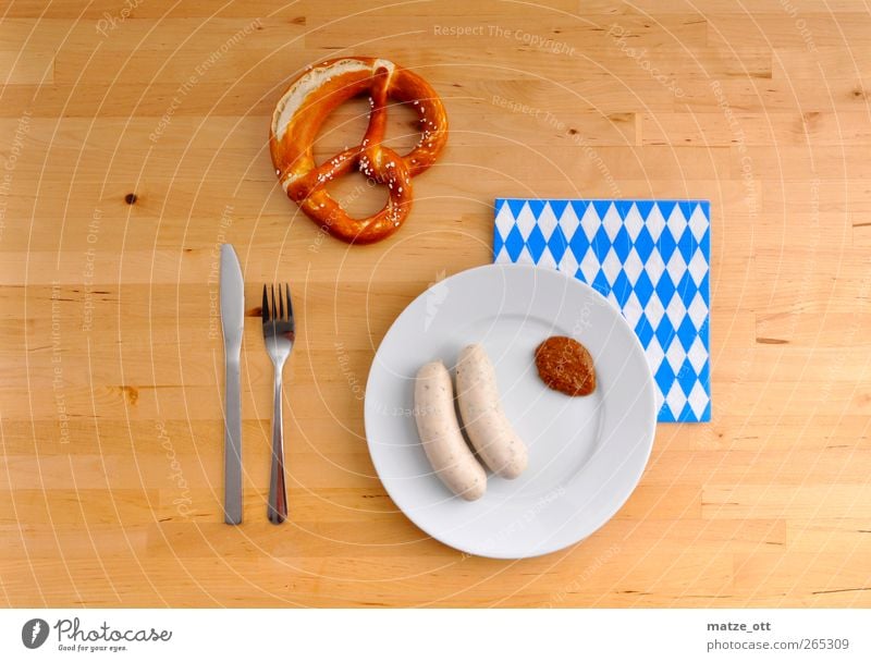 Brotzeit auf Bayerisch Lebensmittel Wurstwaren Ernährung Frühstück Geschirr Teller Messer Gabel Holz genießen Weißwurst Senf Brezel Serviette Besteck