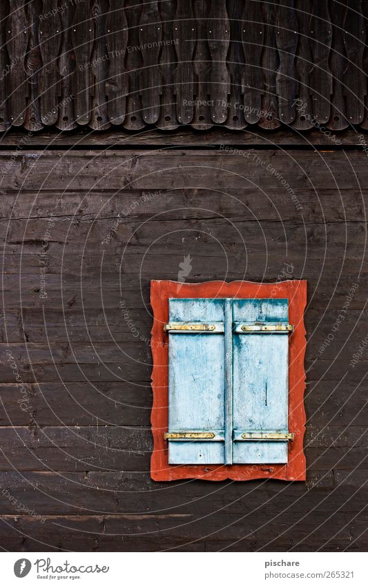 Fenster Hütte Fassade Wärme braun Holz Farbfoto Außenaufnahme Textfreiraum oben Tag