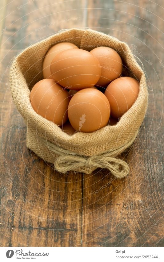 Viele rohe Eier Ernährung Frühstück Diät Schalen & Schüsseln Küche Feste & Feiern Ostern Menschengruppe Natur Vogel Holz frisch natürlich braun weiß Tradition
