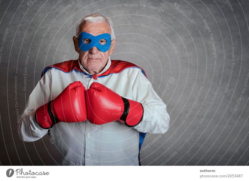 Super-Opa, älterer Mann, gekleidet als Superheld. Lifestyle Spielen Abenteuer Freiheit Feste & Feiern Jahrmarkt Erfolg Ruhestand Mensch maskulin