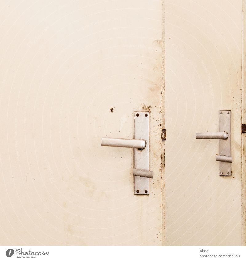 analoges LogOut Renovieren Bad Tür Holz Metall trashig trist weiß Verbote Verfall Vergänglichkeit Griff 2 Toilette schließen geschlossen offen Quadrat dreckig